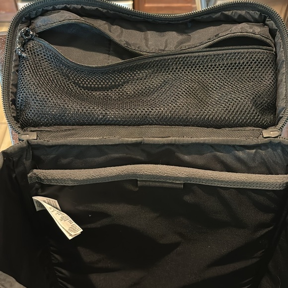 North Face unisex backpack in black, used with some minor flaws - Picture 3 of 7